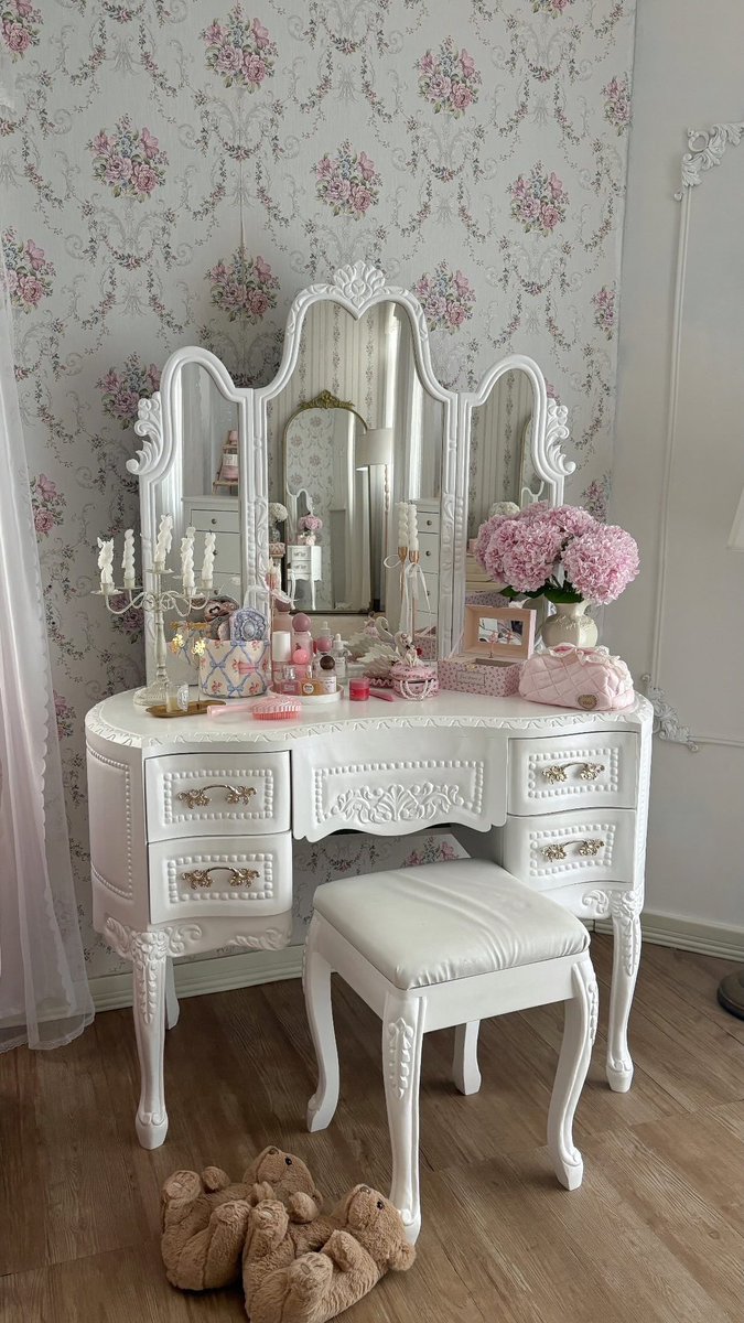 b24yx's tweet image. every girl deserves to have a princess room🩰🎀