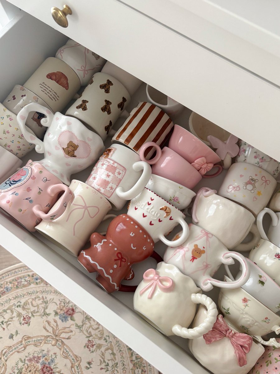 b24yx's tweet image. every girl deserves to have a princess room🩰🎀