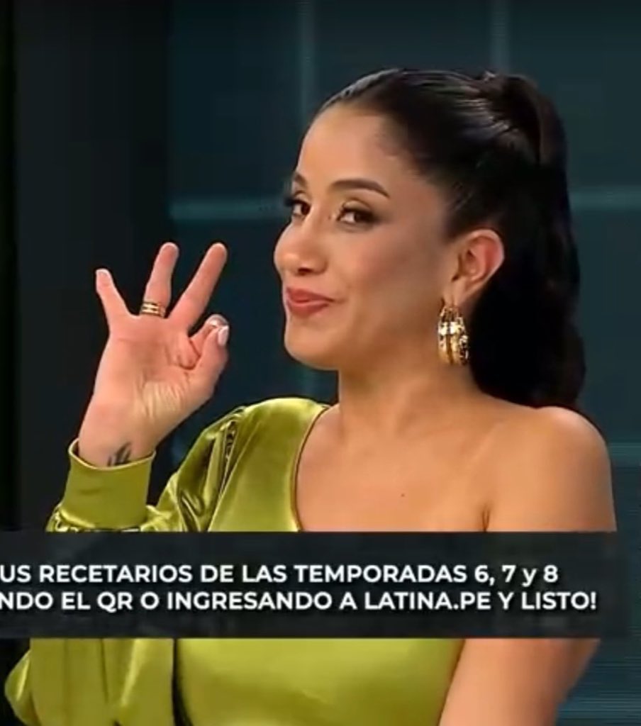 AlexaLovesLarry's tweet image. Yo sólo quiero saber si Nelly Rossinelli ha dormido porque hasta la madrugada ha estado comentando tiktoks de gente con dudas sobre cómo preparar sus pavos. Realmente ella llegó para salvar la Navidad, te amo mamá de los peripavitos