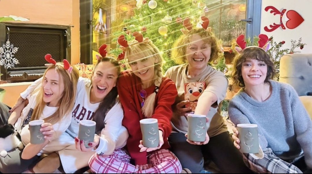 çiçek kadınlar 💖💖💖💖💖

BenLeman DisneyPlusa