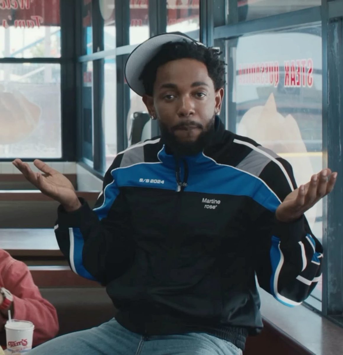 HoopsCrave's tweet image. Drake reveals his Christmas wish:

“An Apology from Kendrick”