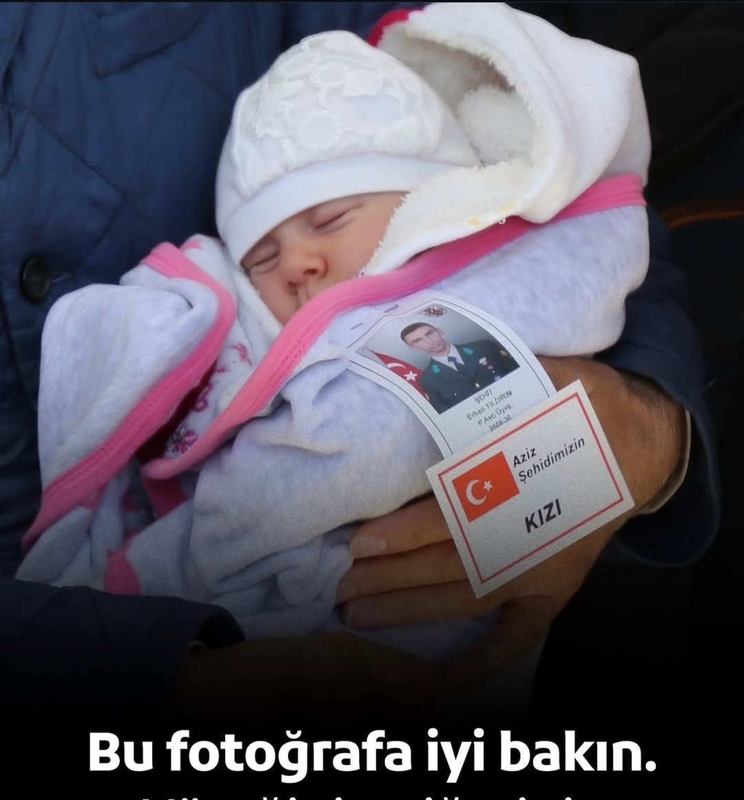 Kes sesini..
Sizden ala ırkçı faşist mi var?
Bu ağzı süt kokan bebenin babası, Leyla Zana'nın üyesi olduğu ve sizlerinde desteklediği PKK terör örgütü tarafından şehit edildi. 
Kanlı ağzınızla İnsanlıktan en son bahsedecek sizlersiniz.