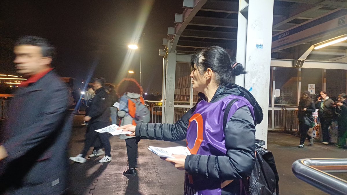 parsellerhe's tweet photo. Açlık sınırının altında 28 bin 75 TL asgari ücreti milyonlara reva görenler karşı Avcılar'dan seslendik.

Milyonlara açlık, sermayeye zenginlik sunan bu sömürü çarkını gelin hep birlikte durduralım. Yaşamak için örgütlenelim. Gelin ekmek kavgamızı birlikte büyütelim!
#asgariücret https://t.co/YJnlc4N40Z