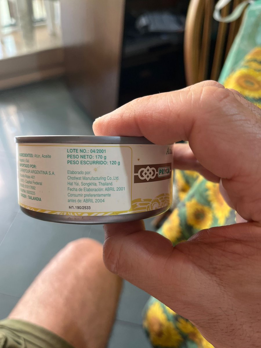 Mi abuela para el 24 a la noche: Agarra la lata de atun que hay en el mueble y preparamos un arroz con atun extra por las dudas
El atún:
