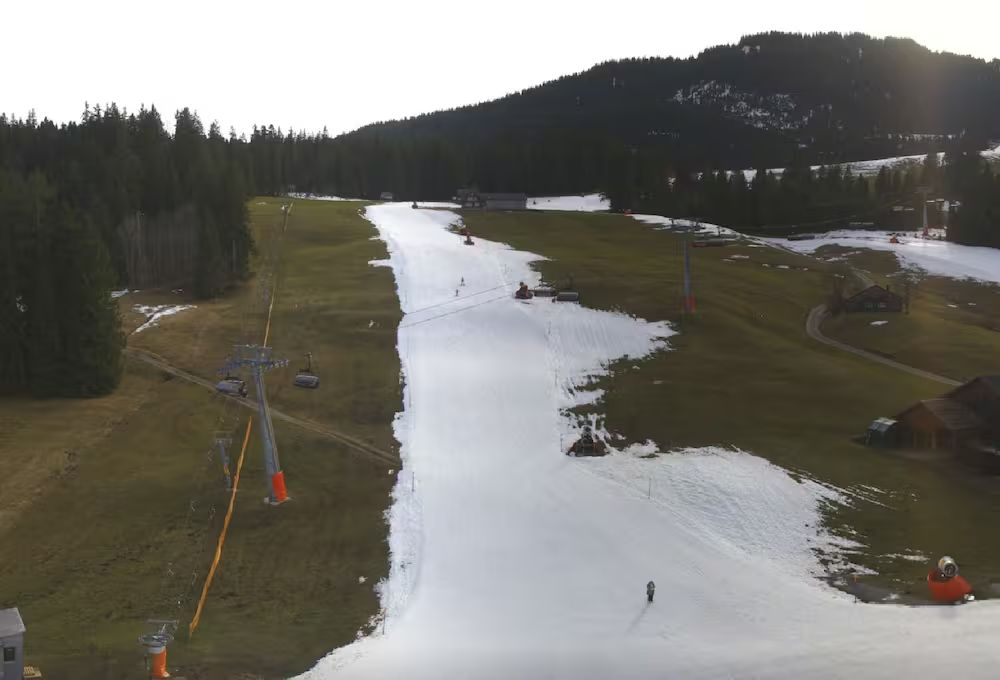 Alpenweerman's tweet image. Zwitserland - Sneeuwarmoede met veelal lastige wintersport condities
De laatste sneeuwval is van een dag of 20 geleden en door het zachte en droge weer #Föhn hebben de  Zwitserse skigebieden te kampen met een gebrek aan sneeuw. Veelal ligt tot er slechts tot 30% van wat er