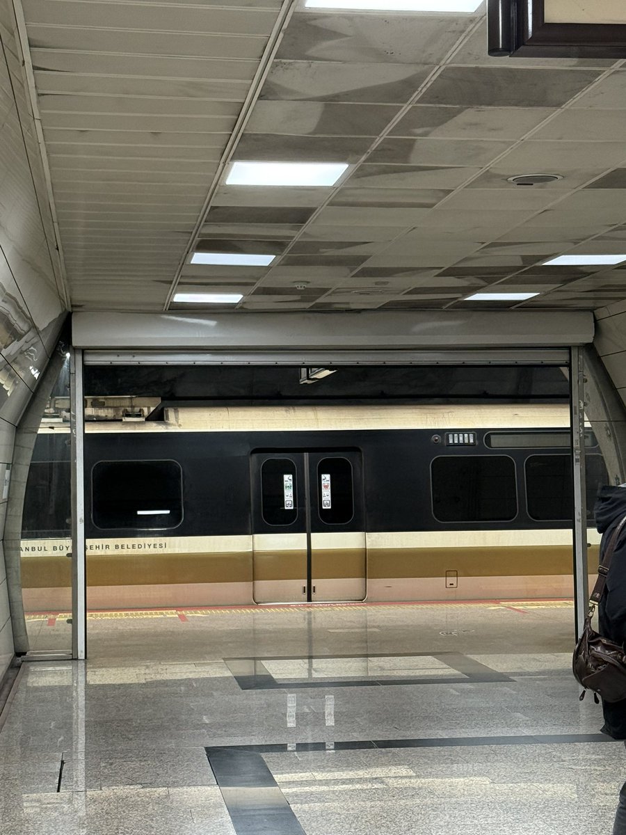 m2 metro şişhanede şutingen oldu gelmeyin yarragı yersiniz aşırı kalabalık