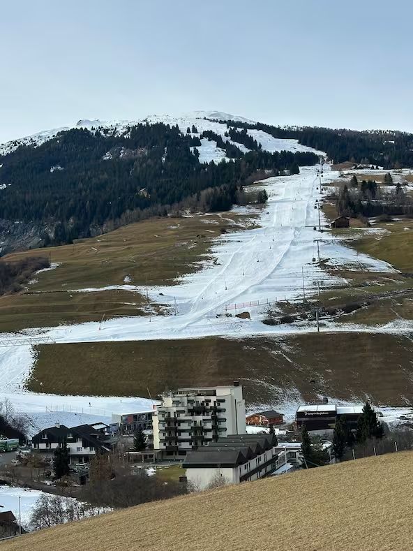 Alpenweerman's tweet image. Zwitserland - Sneeuwarmoede met veelal lastige wintersport condities
De laatste sneeuwval is van een dag of 20 geleden en door het zachte en droge weer #Föhn hebben de  Zwitserse skigebieden te kampen met een gebrek aan sneeuw. Veelal ligt tot er slechts tot 30% van wat er