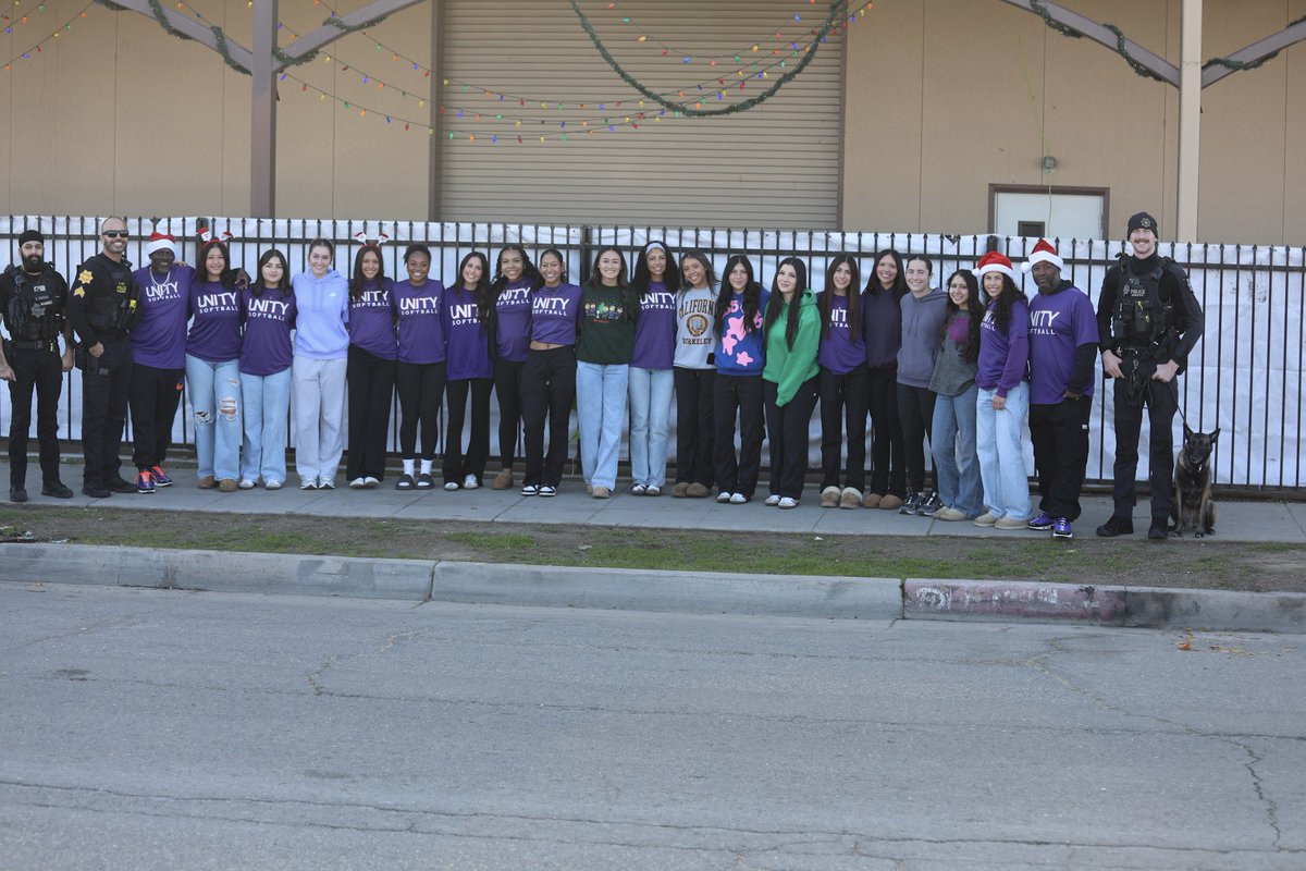 JasmynWhite02's tweet photo. This past weekend we spread our UNITY love to the community by adopting 2 families, hand delivering their gifts, and handing out blankets to the homeless. We’re proud to be able to give back to people in need! Then ended our day with a Christmas party! 💜🧡🎄@UNITYRICKS https://t.co/Wq28T5zSLG