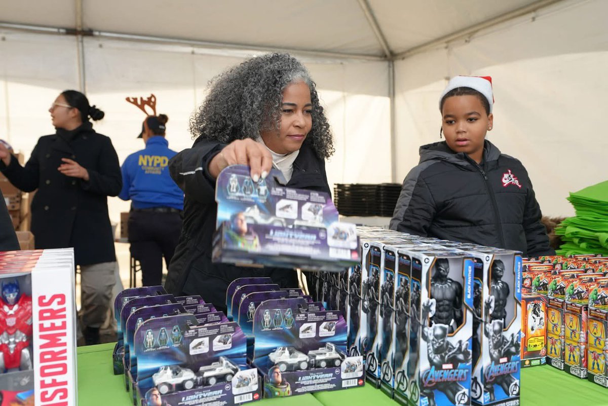 KarinesReyes87's tweet photo. This year’s @HealthfirstNY & @NYPDCommAffairs Toy Giveaway at White Plains Road and Westchester Avenue was one for the history books!
Honored to be on hand and help distribute toys and holiday fun to hundreds of children and families in #AD87!
Thanks to the amazing sponsors! https://t.co/IANN8xTgrQ