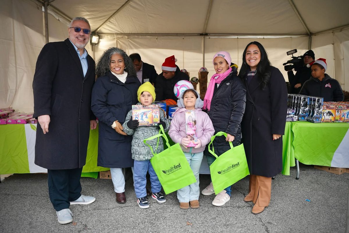 KarinesReyes87's tweet photo. This year’s @HealthfirstNY & @NYPDCommAffairs Toy Giveaway at White Plains Road and Westchester Avenue was one for the history books!
Honored to be on hand and help distribute toys and holiday fun to hundreds of children and families in #AD87!
Thanks to the amazing sponsors! https://t.co/IANN8xTgrQ