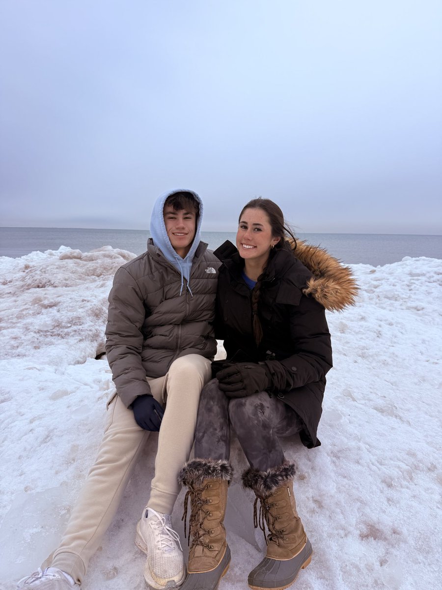 MemphisSoftball's tweet image. Home for the Holidays with Taylor ☃️

Over the break I’ve been spending lots of time with family and friends! We traveled to Canada to celebrate Christmas! I love being able be in the snow &amp;amp; I was a pro ice skater!

#GoTigersGo