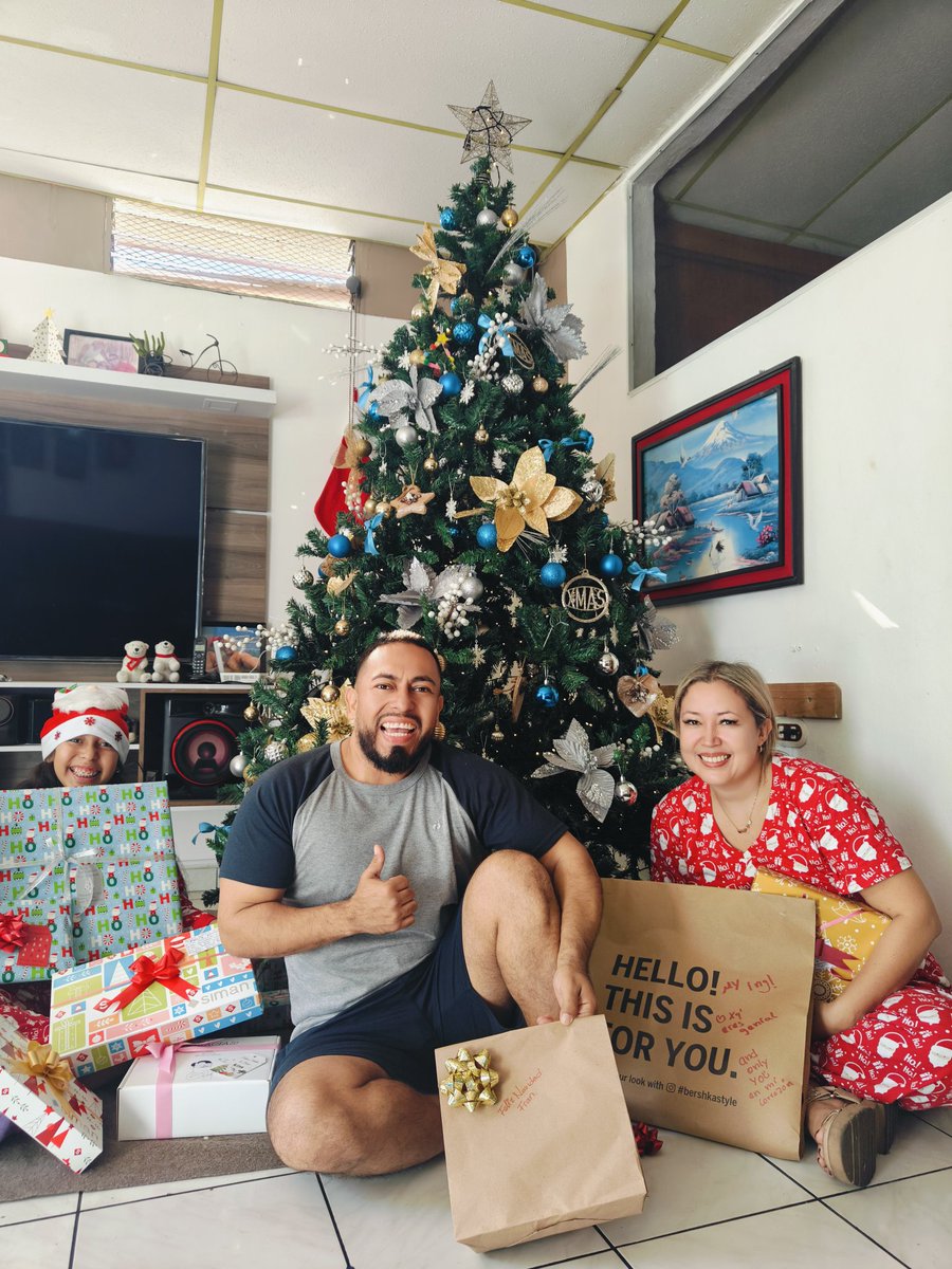 fguevarasv's tweet photo. #Navidad2025 en #Familia 
Soy increíblemente bendecido por tenerlas conmigo! https://t.co/YFHniGtdwx