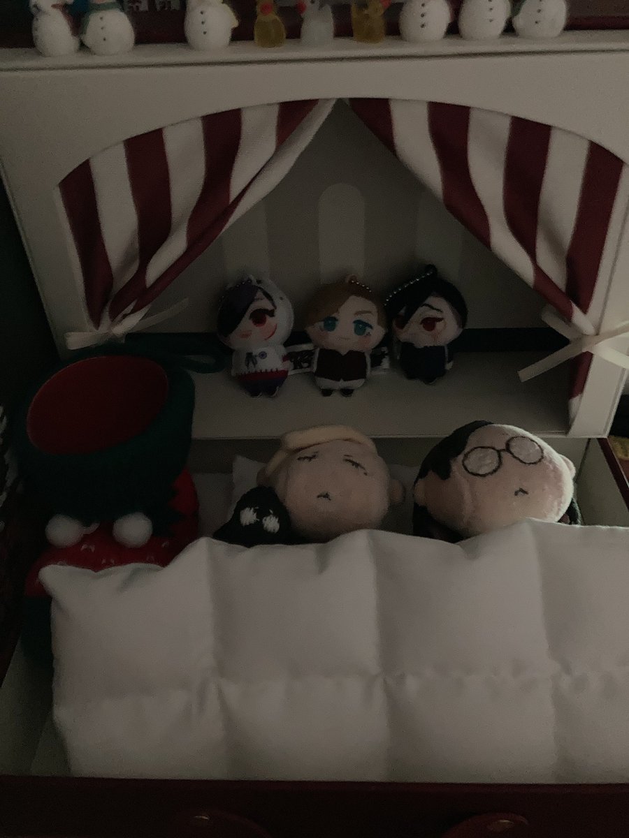 12/24深夜 クリスマスの過ごし方
 #ししさめweek2025

よい子が寝静まった後、髭が長くて謎に躍動感のあるサンタと天使の妖精みたいなやつが来た。