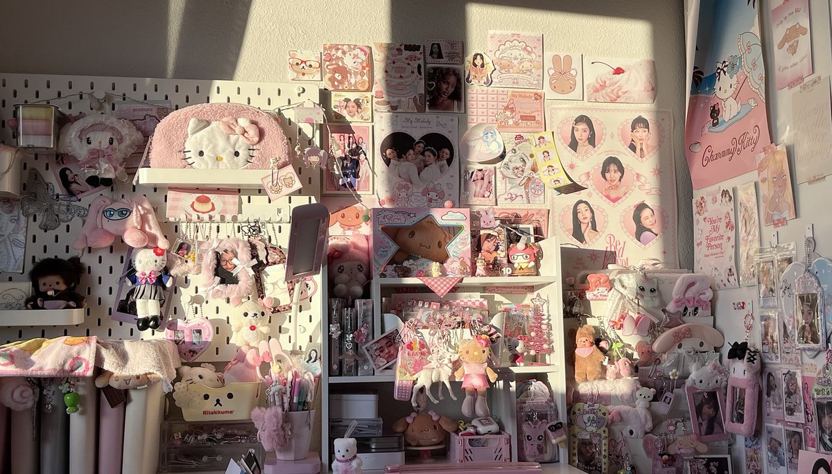 mymeloseul's tweet image. happy christmas eve to everyone &amp;lt;3 sun was out today so i had to take a desk pic before leaving to celebrate!!