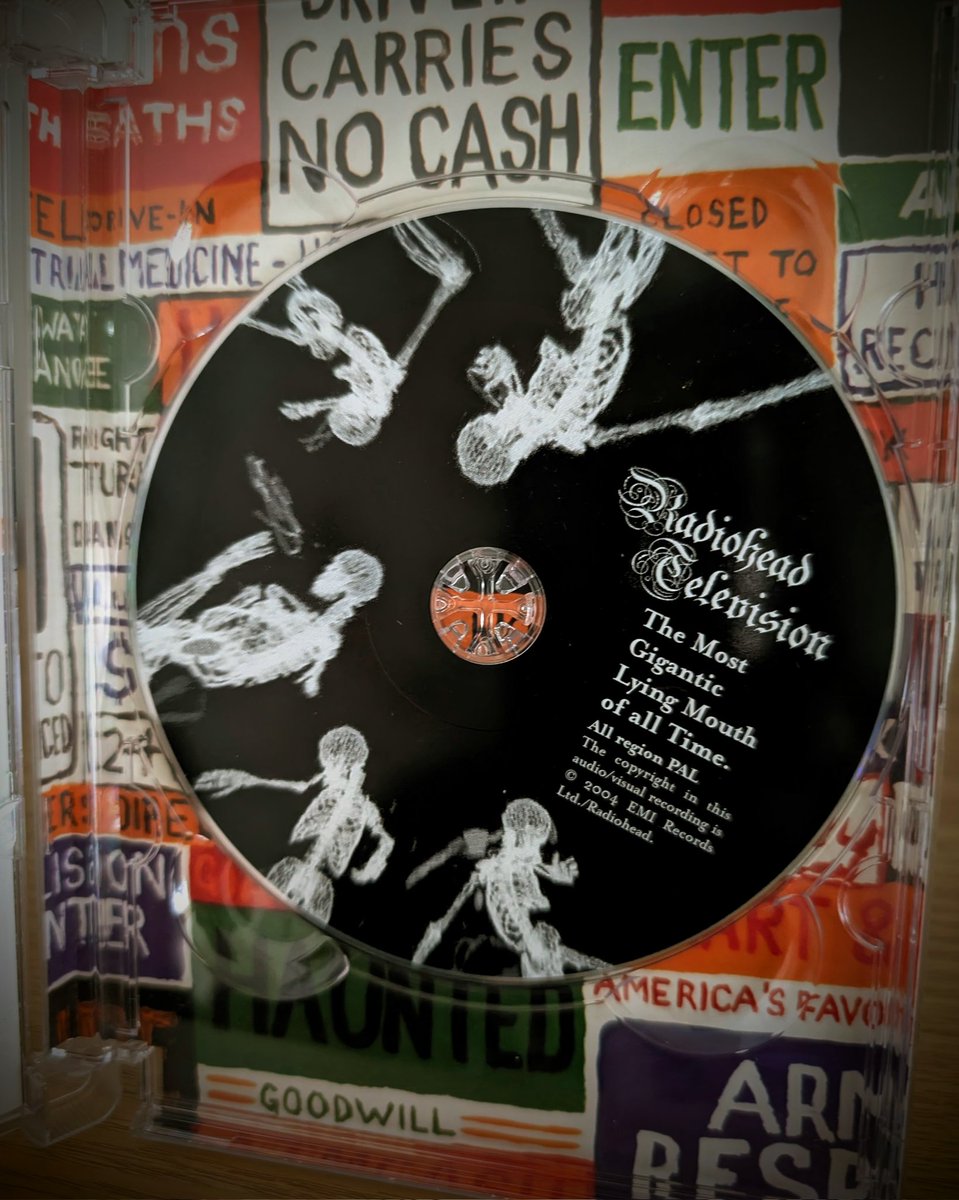 En 2004, apareció The Most Gigantic Lying Mouth of All Time, una mezcla de videoclips, entrevistas y sesiones en vivo desde el estudio, entre otras cosas más. 
En exitmusic.com.ar/videografia/ho… podés encontrar el vídeo completo en streaming... 

#radiohead #hailtothethief