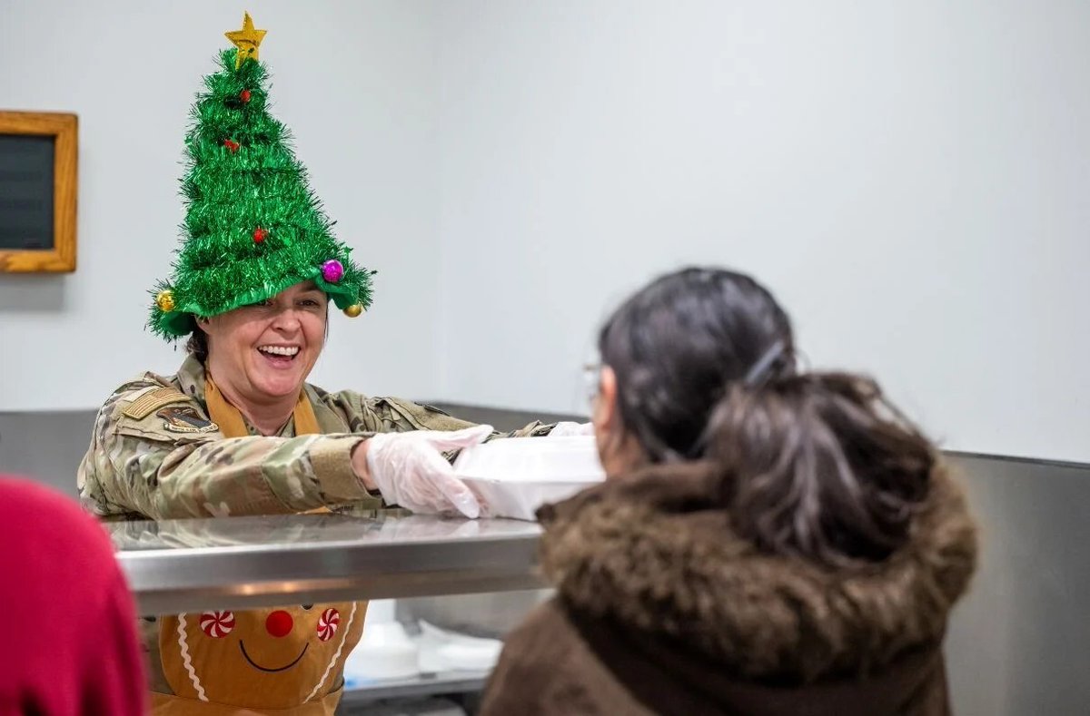 'Tis the season for some good food! Can you guess how many pounds of turkey and treats arrived to feed the troops during their holiday celebrations? Make your guess then check your answer here: hubs.li/Q03Z08Wj0

(Photo by by Daniel Peterson/Air Force)