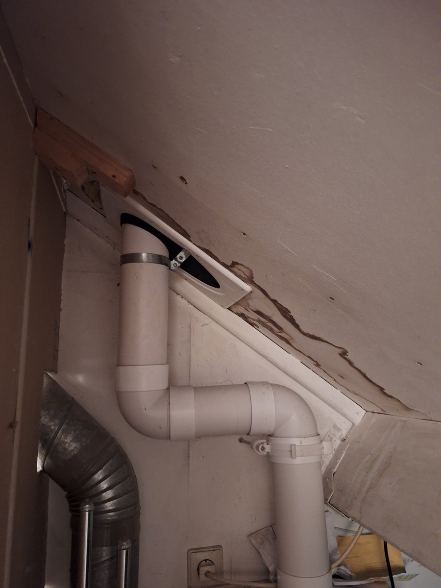 Drekel79's tweet photo. @Eneco Vanaf dag 1 #montage al #lekkage gehad. Dak pijpen die niet goed gezet worden. Slangen niet terug hangen in afvoer (was niet de 1e X) en nu weer!!! Hoe gaan we dit oplossen?? Betaal me scheel en heb alleen maar #waterschade Wat zijn dit voor #monteurs #amateurs #eneco https://t.co/UvNUPfqqeT