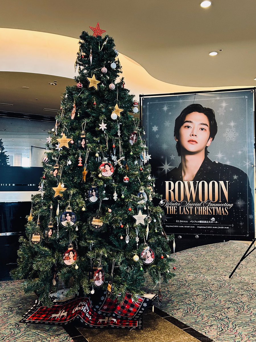 tarouu_23's tweet photo. 去年のクリスマス入隊前だから
初めてファンミに行った…
そして…今日…
たまたまラストマン見るって人の
投稿見えて…えっ…今日だ！
忘れてて悩んだ末。。。
去年もロウンDay今年もロウンDayなら
ハッピーな気がして🎄🎁💭✨
【ROWOON】
日本の初映画出演🎬おめでとう🥰🫶
メリークリスマス🖤✨ https://t.co/pRW1XOFHIG