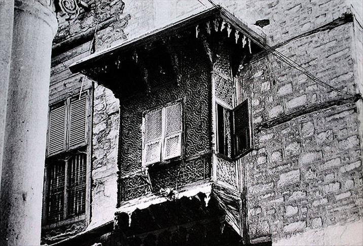 Hayat ileriye doğru yaşanır, 
Ama geriye doğru anlaşılır...