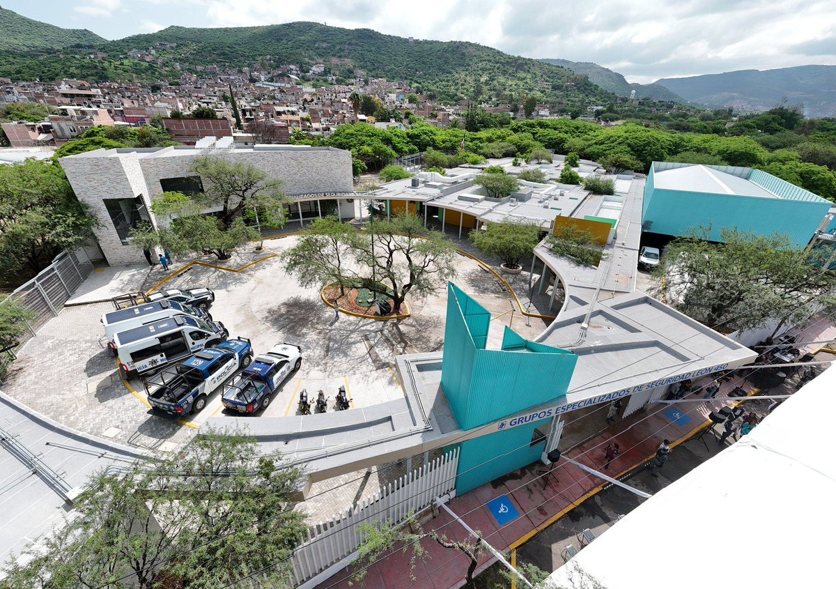 #AvanzaLeón Durante este año construimos nuevos espacios para las corporaciones de seguridad pública.

Como el Edificio de Grupos Especializados en Seguridad León 450, diseñado para albergar y mejorar las operaciones de las unidades K9 y la Policía Montada🐕‍🦺 🐴.

#Obras2025