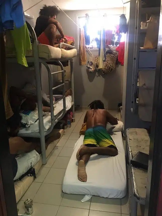 Maitre_Eolas's tweet image. Camp Est, Nouméa, 2022. Je ne blâme pas l'auteur de ce tweet, on ne peut pas se douter de la réalité carcérale.