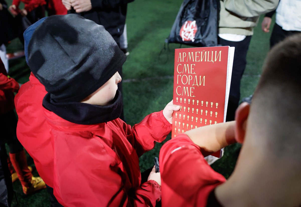 🎁 Играчите на ЦСКА донесоха празнично настроение на набор 2018 и 2019

▶️ youtu.be/OAl7Lkosi1o?si…

ℹ️ cska.bg/news/posts/igr…

В навечерието на коледните празници футболистите на ЦСКА Иван Турицов, Петко Панайотов и Илиан Илиев се включиха в тренировката на най-малките армейци