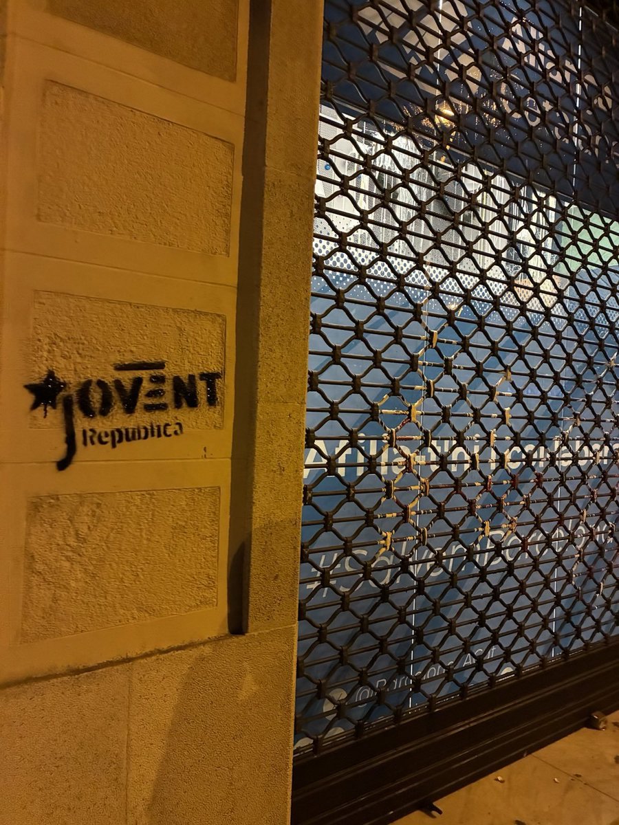 orriolsderipoll's tweet image. M'agradaria saber l'opinió d'en @junqueras i d'en @gabrielrufian sobre això.

Així és com penseu combatre Aliança Catalana?

Llençant ous i fent espraiades a les nostres parets?

Em penso que hauríeu de canviar d'assessors i d'estrategs.

A on us envio la factura? (de la neteja)