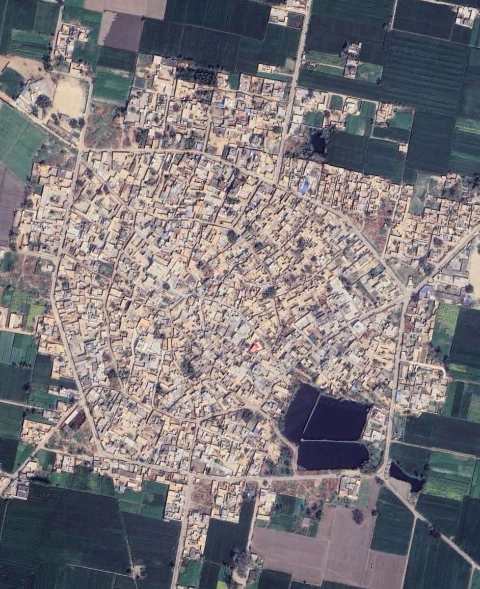 RahulChels's tweet image. Panjab on Google Earth looks like a constellation. 

Each dot is a village surrounded by fields. A world unto its own. 

Crazy rural density. Will be same in gangetic plains too.