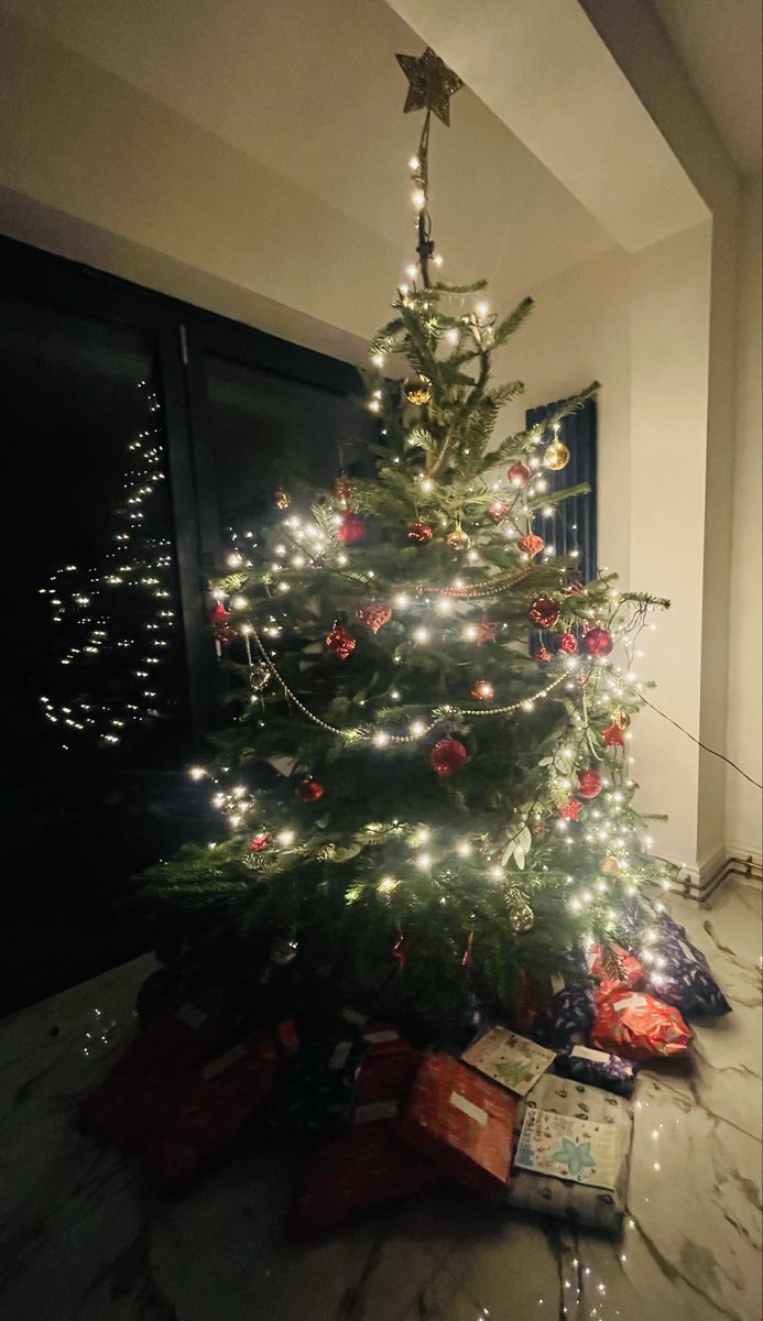 Christmas Eve has finally arrived!!!

Work done, shop done, wrapping done and George Michael with Baileys on the rocks keeping me company whilst I contemplate veg prep for tomorrow.

Wishing everyone; friends, family, and community a happy and peaceful Christmas. 🎄🎄