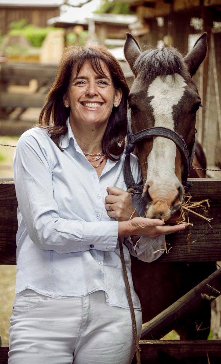 Sacha_Soui's tweet image. Me encanta y apoyo 💯% a la Primera Dama. 
Sra.María Pia Adriasola B, esposa del Presidente JAK,  de profesión Abogado, reconocida por su fuerte arraigo en la fe católica, su cercanía con la gente en sus giras por Chile, y su activismo en temas valóricos y sociales.🌊🌀💙
🔻