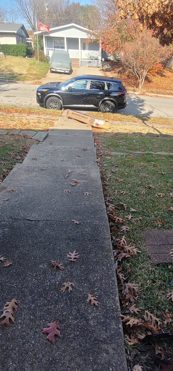 Fragiley's tweet photo. The @FedEx driver left this extremely heavy package on the sidewalk at the bottom of my steps. This is a wooden swingset from @Walmart that says team lift right on the box, and he left it for a 61 year old woman to move herself! https://t.co/jgd6NP1qdQ