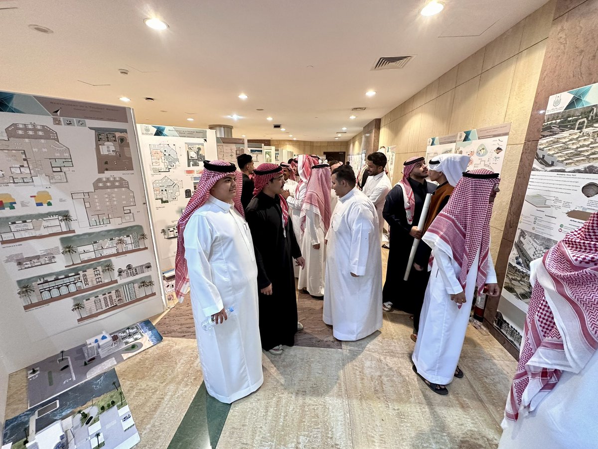 جانب من المعرض الختامي
لمشاريع طلاب #قسم_العمارة بـ #جامعة_أم_القرى <a href="/uqu_edu/">جامعة أم القرى</a> 
للفصل الدراسي الأول ١٤٤٧هـ
المقام في قاعة الملك عبدالعزيز التاريخية 
تنوعت المشاريع بين:
✅ الاستدامة والابتكار.
✅ إحياء المباني التاريخية والحفاظ على التراث العمراني.
✅ المشاريع التجارية والتعليمية.