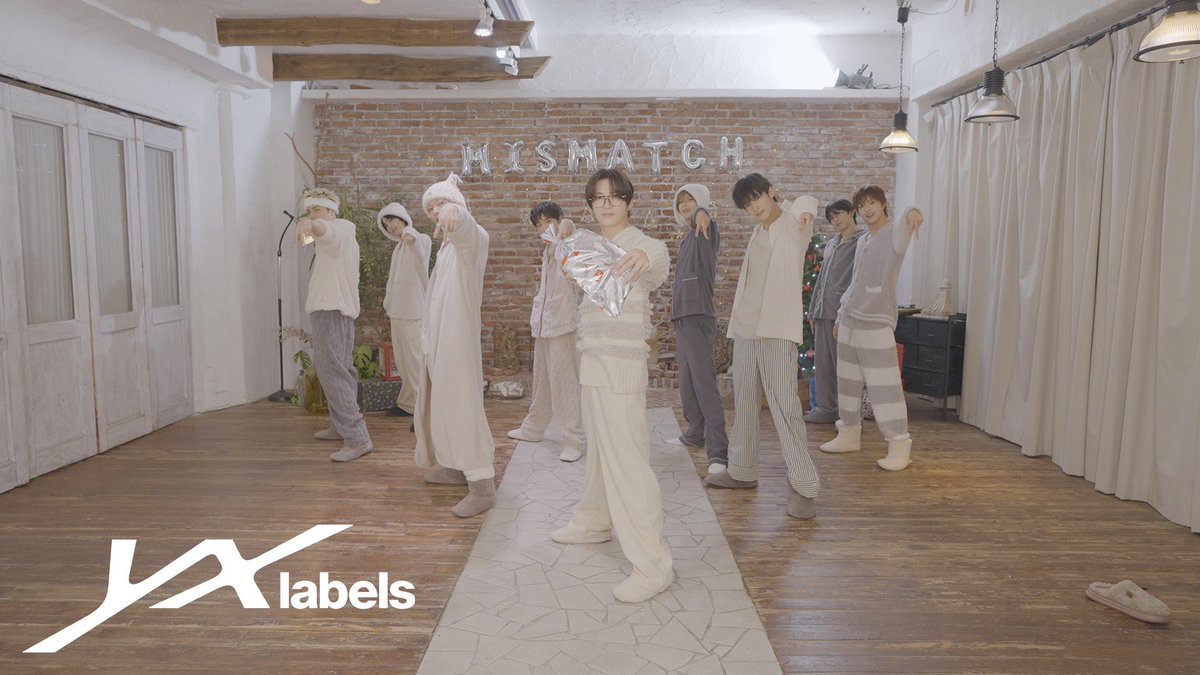 youtu.be/jWhOmnRCm9Y | A special delivery for LUNÉ is here! Like santa, we also prepared a special present for LUNÉ 🌙🎅🏻 The holiday version special video for Mismatch has been released! We hope you will enjoy it. ❤️💭