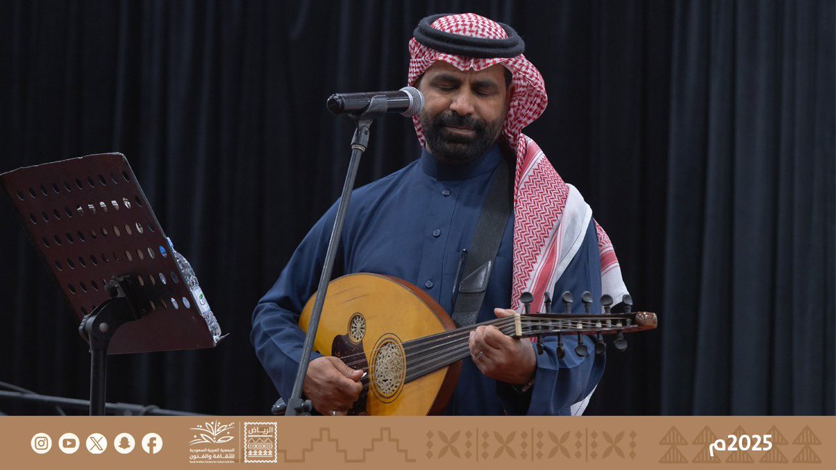 Ruh_sasca's tweet image. ليلة فنية استثنائية أبدع فيها الفنان يوسف العلي  @yal3li على مسرح
#جمعية_الثقافة_والفنون_بالرياض،
وسط حضور  نخبة من منسوبي ديوانية الثقافة والفنون، و عدد من أعضاء الجمعية الكرام الذين كان لحضورهم أثر جميل في إثراء الأمسية 🎼🎼