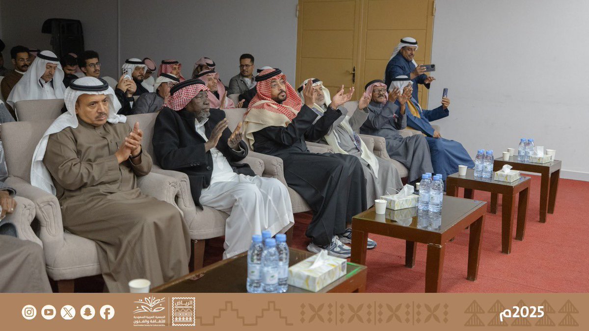 Ruh_sasca's tweet image. ليلة فنية استثنائية أبدع فيها الفنان يوسف العلي  @yal3li على مسرح
#جمعية_الثقافة_والفنون_بالرياض،
وسط حضور  نخبة من منسوبي ديوانية الثقافة والفنون، و عدد من أعضاء الجمعية الكرام الذين كان لحضورهم أثر جميل في إثراء الأمسية 🎼🎼