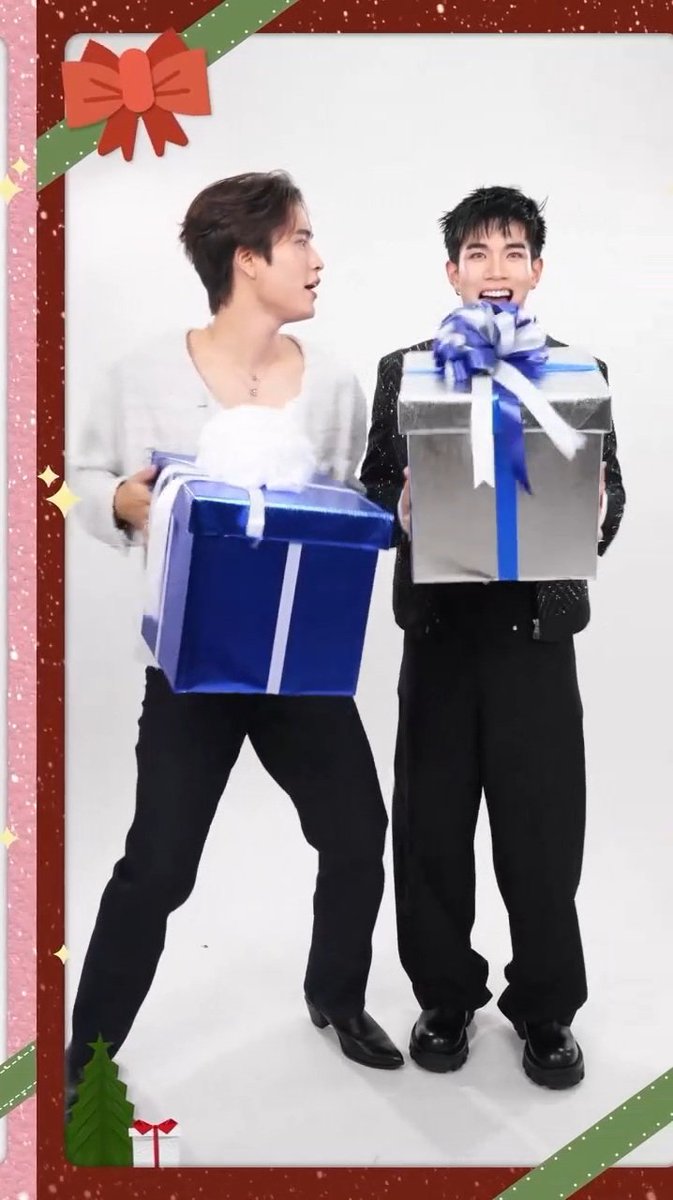 GeminiFourth_CC's tweet image. GMMTV Merry Christmas 2025 🎅 🎄

แล้วดูท่าเจ้าเด็กเขย่าของขวัญ โอ้ยหนู แซนต้ากุมขมับ55555555555😅

#GeminiFourth #เจมีไนน์โฟร์ท
#Gemini_NT #Fourthnattawat