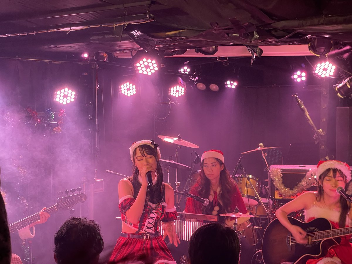 kenshirou_rock's tweet photo. そしてダッシュでヴォイスファクトリーに行くと色とりどりのサンタさん達がたくさんいて癒されました。
そーか。昨夜はイヴ。今日はクリスマス🎄だったんだっけ🎅普通に現実に戻されて仕事だけどね。おかげでクリスマス🎄感が味わえました。
#Riskymelody #voicefactory #Lucida
#Raiden #Honeybee https://t.co/Vn57iOnrOI