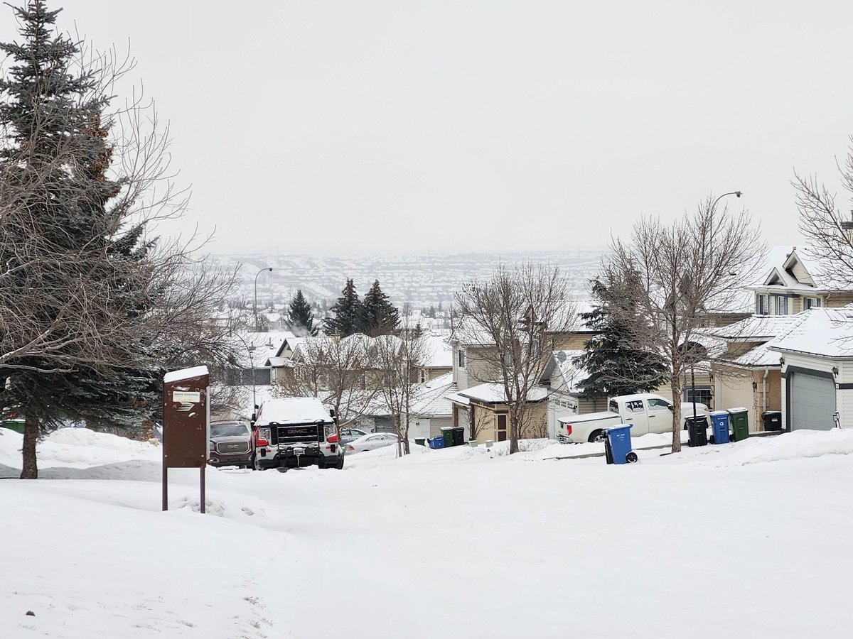 WalkingCalgary's tweet photo. Our final glimpses of #Edgemont before closing the book on the neighbourhood.

We actually did our first walk there back in June, but we didn’t return until November. We really dragged things out, taking 29 days spread over six months to complete the task.

#Calgary  #yyc https://t.co/cNLjInsk4W