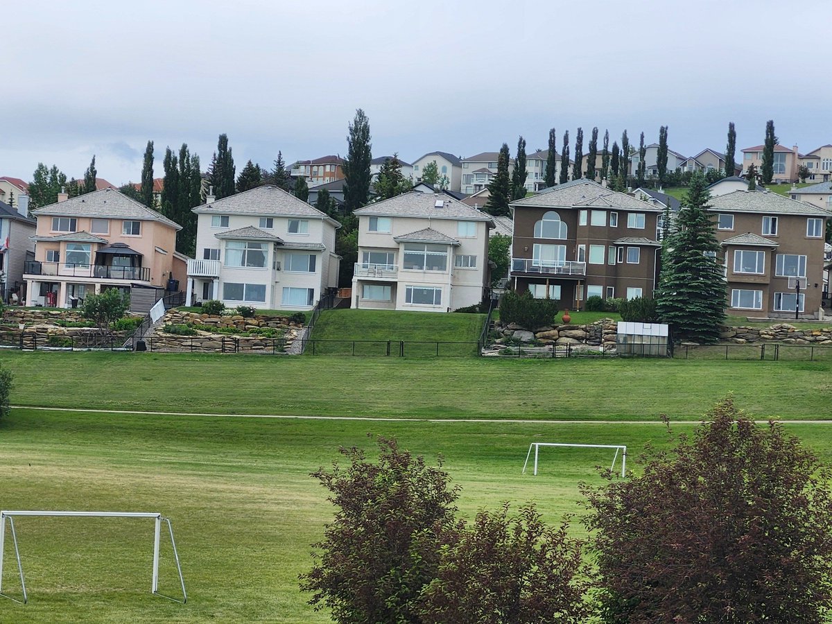 WalkingCalgary's tweet photo. Our final glimpses of #Edgemont before closing the book on the neighbourhood.

We actually did our first walk there back in June, but we didn’t return until November. We really dragged things out, taking 29 days spread over six months to complete the task.

#Calgary  #yyc https://t.co/cNLjInsk4W