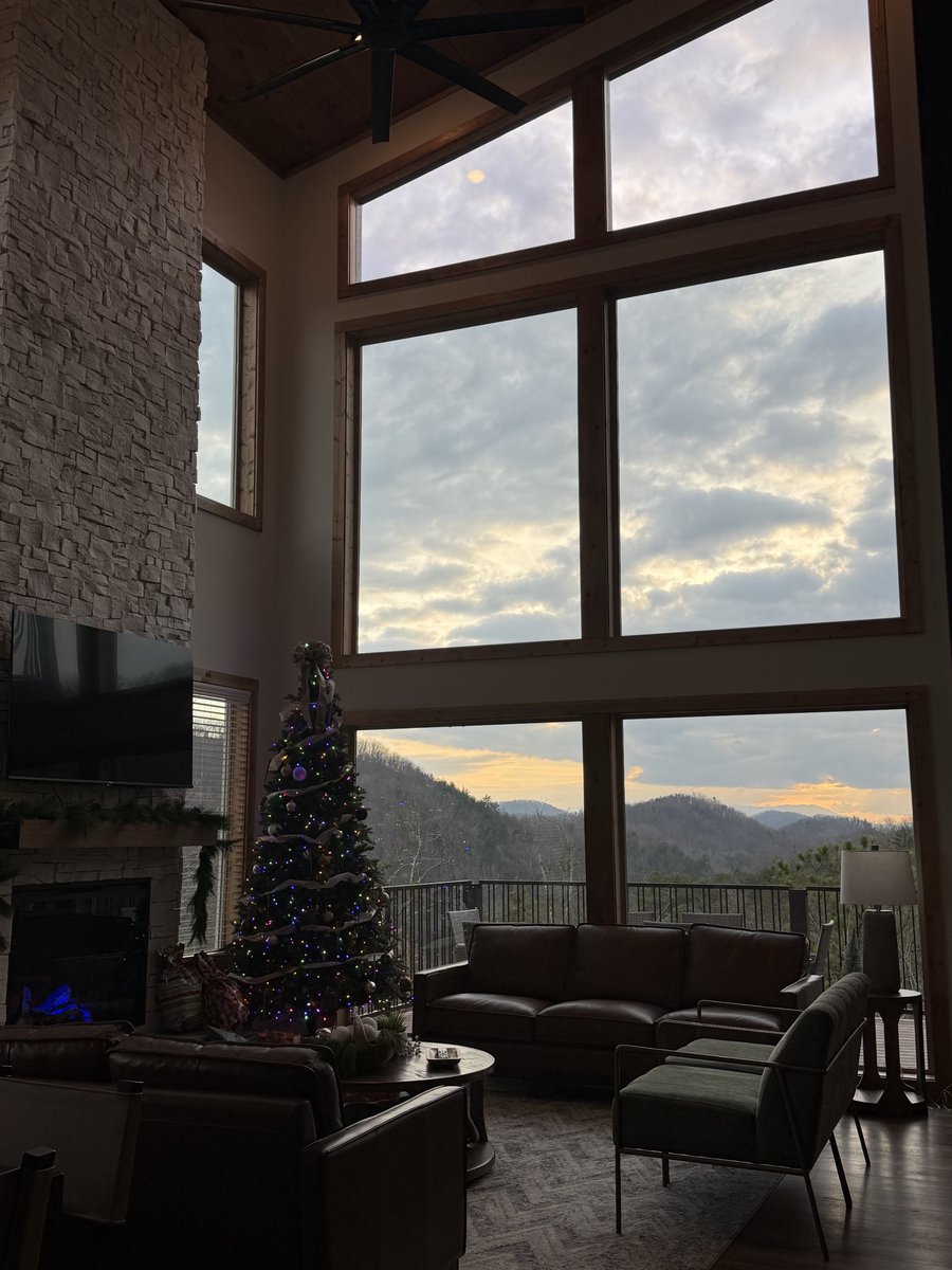 KaylarWill's tweet photo. Home for the holidays. 🌲 https://t.co/q0aN8f0OsP