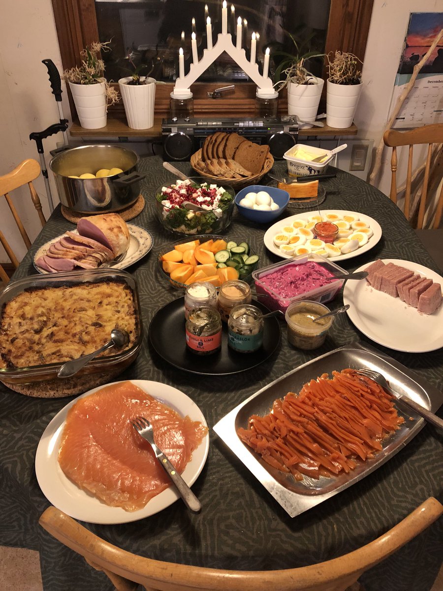 xiaoxumeimei's tweet image. Jul bord ค่าาาา อิ่มเว่อร์ ปีแรกไม่ชอบ พอปีที่ 3 อร่อยจังเลยค่าาาาา 😂 นี่เข้าไปช่วยแม่แฟนทำด้วย เค้าปลื้มมากกก ทั้งพ่อทั้งแม่แฟนถามว่าปกติที่บ้านก็ช่วยแม่หรอ นี่เลยบอกเป็นทั้งภูมิภาค เค้าบอกดีจัง แต่จริงๆหิวค่ะ เข้าไปช่วยจะได้เสร็จเร็วๆ ไปส่องของกินก่อนด้วย 🤣