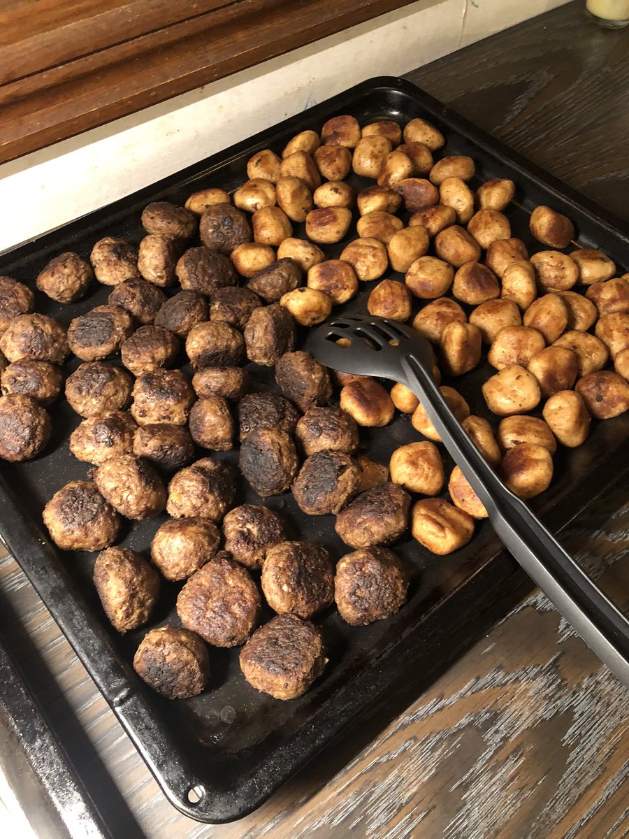 xiaoxumeimei's tweet image. Jul bord ค่าาาา อิ่มเว่อร์ ปีแรกไม่ชอบ พอปีที่ 3 อร่อยจังเลยค่าาาาา 😂 นี่เข้าไปช่วยแม่แฟนทำด้วย เค้าปลื้มมากกก ทั้งพ่อทั้งแม่แฟนถามว่าปกติที่บ้านก็ช่วยแม่หรอ นี่เลยบอกเป็นทั้งภูมิภาค เค้าบอกดีจัง แต่จริงๆหิวค่ะ เข้าไปช่วยจะได้เสร็จเร็วๆ ไปส่องของกินก่อนด้วย 🤣