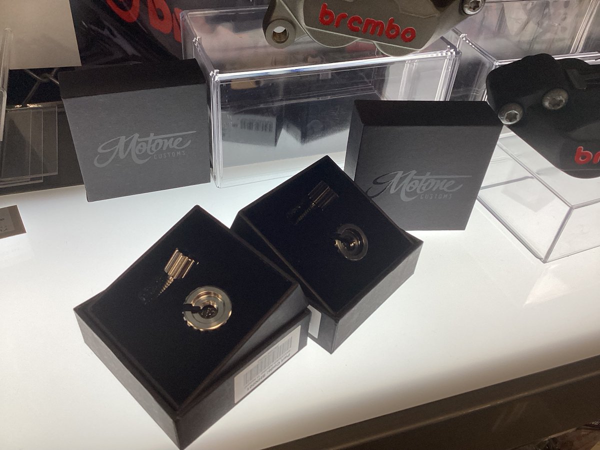 plot_touring's tweet image. クリスマスプレゼントまだ買ってない方に朗報！ジワジワと人気のモートーン製クラッチケーブルアジャスターなんかどうでしょう。。みんな大好きチタンパーツです。チタン削り出しで絶妙なキラキラ具合。パッケージさえもカッコいいです。ライコランドフォレオ広島東店で在庫販売中です。ブレンボ担当Y’…