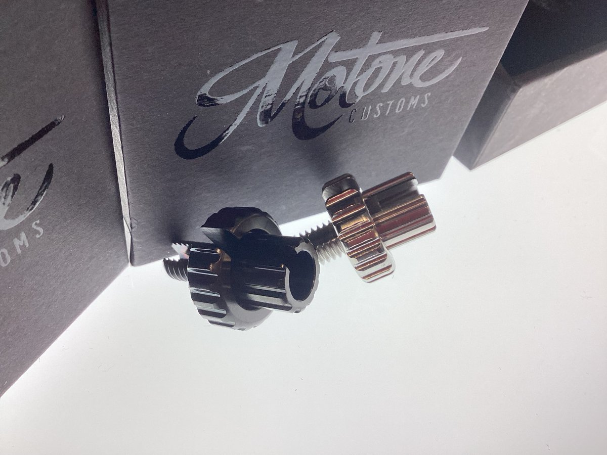 plot_touring's tweet image. クリスマスプレゼントまだ買ってない方に朗報！ジワジワと人気のモートーン製クラッチケーブルアジャスターなんかどうでしょう。。みんな大好きチタンパーツです。チタン削り出しで絶妙なキラキラ具合。パッケージさえもカッコいいです。ライコランドフォレオ広島東店で在庫販売中です。ブレンボ担当Y’…