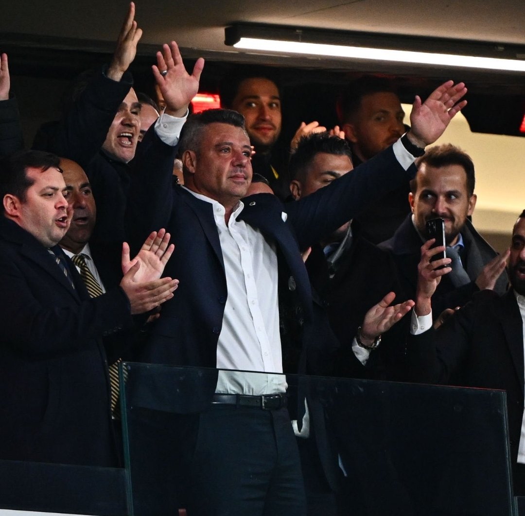 Ali Koç malum güçler tarafından şampiyonluk yaşanması engellendi.  Bugün Sadettin Saran'a destek olup yanında olması bir Fenerbahçe başkanı nasıl olmalı bir kez daha gösterdi. #SadettinSaranYalnızDeğildir