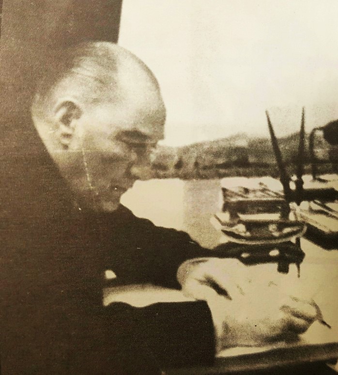 #TarihteBugün 📅 
Reisicumhur Atatürk'ün, Gaziantep'in kurtuluşunun 16. yıldönümü nedeniyle gece Ankara Halkevi'nde düzenlenen toplantıyı şereflendirmesi ve Gazianteplilere telgrafı. (25 Aralık 1937)

"...Eğer bir gün millet, vatan ve Cumhuriyet'in yüksek menfaatleri