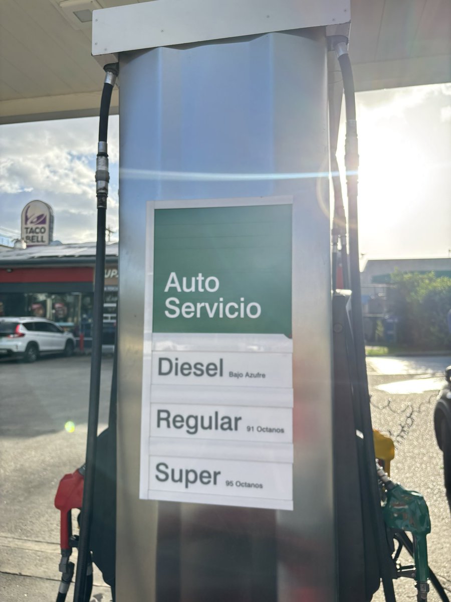 Donde ahí dice que la surtidora es servicio completo? Uno de bien mandado empieza a surtir y la cosa trabaja diferente. Pregunto a la empleada y me tuerce la boca 😳y pregunto, me puede atender? Silencio. Me escuchó? “Deje que termine lo que estoy escribiendo y la atiendo ok?