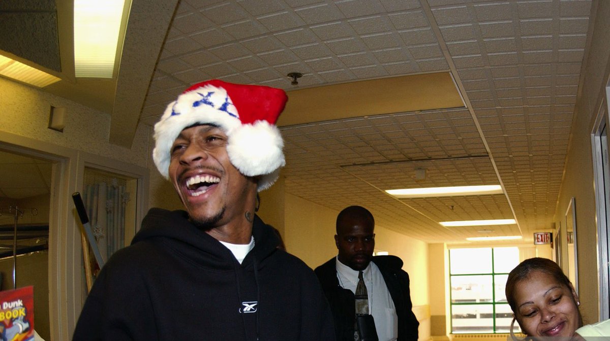 OnceDribble's tweet image. Merry Christmas (Eve) &amp;amp; happy holidays from @CJRealHoops1 and @MediJo20 🏀🎄 

Thanks for running with the pod this year! More to come VERY SOON!