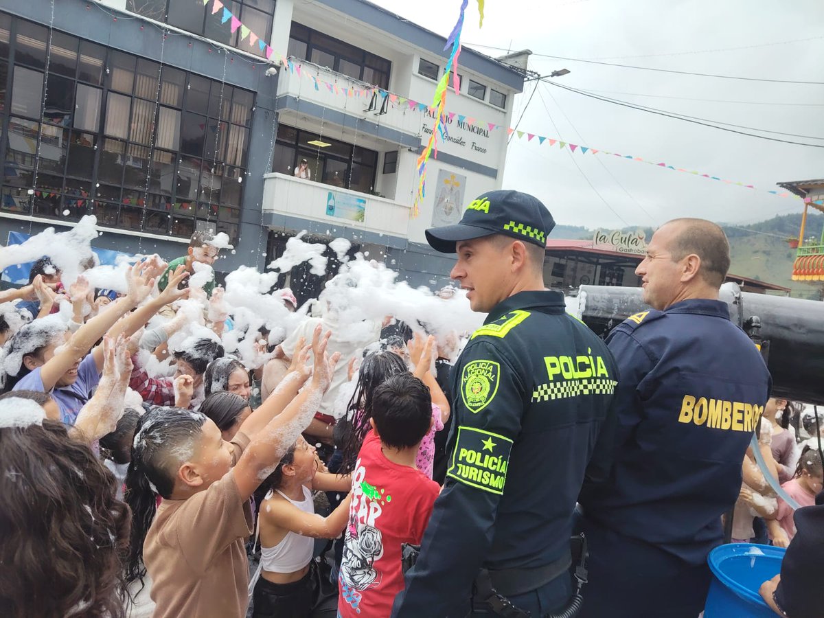 🎄✨ En #Pensilvania la Navidad se vivió a lo grande! 👮‍♂️🎁
La Policía de Turismo lideró la tradicional novena de aguinaldos llena de sonrisas 😄🎶 y, para cerrar con broche de oro, la diversión explotó con un cañón de espuma 💦