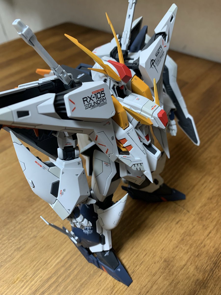 HGクスィーガンダム完成。
とんがってる部分はパテやプラ板でシャープにしつつ、太腿と腰で7mm延長して少しスリムにしてます。最近はデカールの段差が目立ちにくく貼れるようになって満足。閃光のハサウェイ第二部までに完成できて良かった。